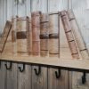 Medinė sieninė rūbų kabykla Knygos